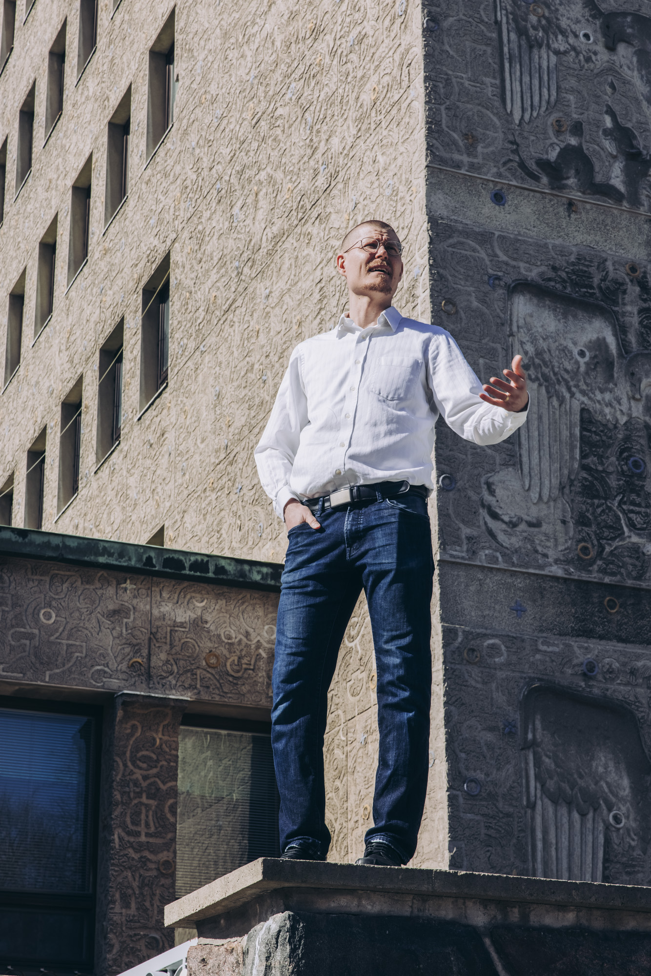 SKH-Isännöinnin Juha Kulomäki taloyhtiön julkisivun edessä